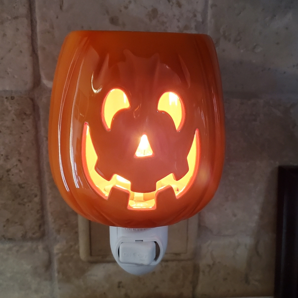 Cut it Out Scentsy Plugin Mini Warmer Pumpkin - Picture 11 of 14